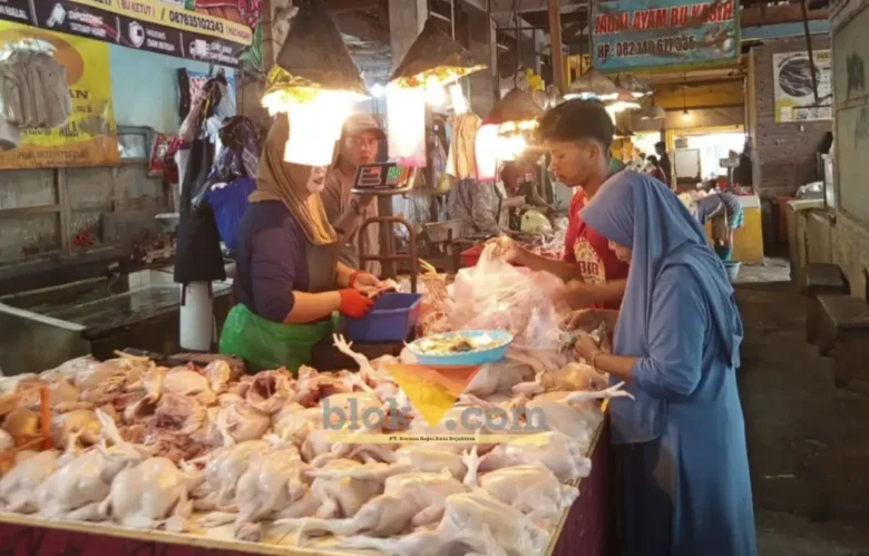 Harga ayam potong di Pasar Tradisional Banyuwangi tembus Rp40.000/kg, Kamis (20/08/2026) (foto: blok-a.com/Kuryanto)