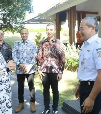 Jajaran PT KAI saat bertemu dengan Bupati Ipuk (foto: blok-a.com/Istimewa)