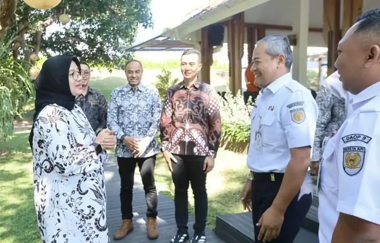 Jajaran PT KAI saat bertemu dengan Bupati Ipuk (foto: blok-a.com/Istimewa)