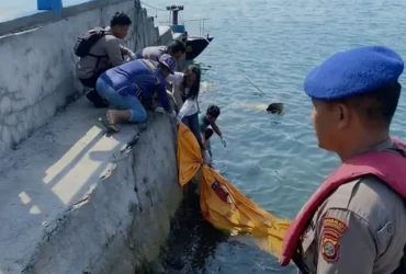 Jenazah yang ditemukan di Perairan Melaties, Banyuwangi saat dievakuasi oleh petugas, Minggu (16/08/2026) (foto: Istimewa)