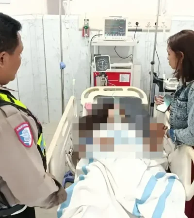 Kanit Lantas Polsek Kalibaru, Aipda Aries Prasetiyo saat membesuk EV ke RS Krikilan, Glenmore, sebelum korban meninggal, Minggu (16/08/2026) (Foto: dok Kanit Lantas Polsek Kalibaru untuk blok-a.com)