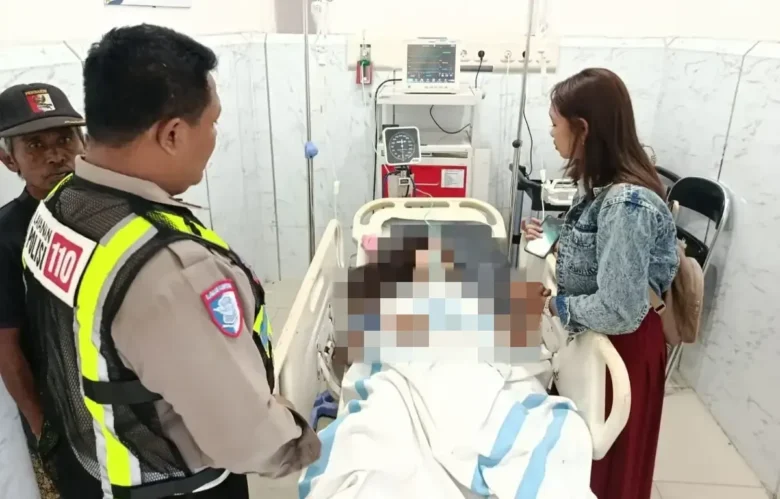 Kanit Lantas Polsek Kalibaru, Aipda Aries Prasetiyo saat membesuk EV ke RS Krikilan, Glenmore, sebelum korban meninggal, Minggu (16/08/2026) (Foto: dok Kanit Lantas Polsek Kalibaru untuk blok-a.com)