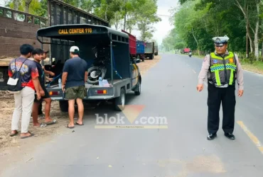 Kanit Lantas Polsek Kalibaru, Aipda Aries saat menunjukkan lokasi AP (12), pelajar SD yang terlindas truk Fuso di JLS Glenmore hingga meninggal di tempat, Minggu (16/08/2026) (foto: blok-a.com/Kuryanto)