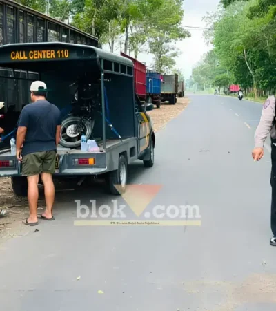 Kanit Lantas Polsek Kalibaru, Aipda Aries saat menunjukkan lokasi AP (12), pelajar SD yang terlindas truk Fuso di JLS Glenmore hingga meninggal di tempat, Minggu (16/08/2026) (foto: blok-a.com/Kuryanto)