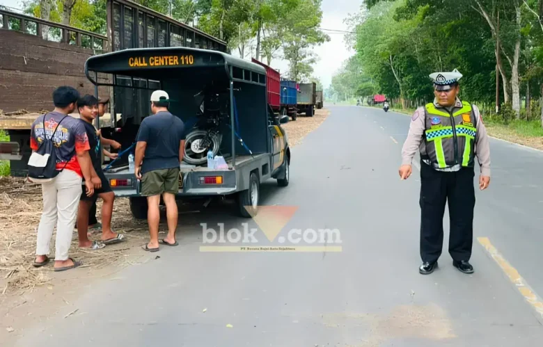 Kanit Lantas Polsek Kalibaru, Aipda Aries saat menunjukkan lokasi AP (12), pelajar SD yang terlindas truk Fuso di JLS Glenmore hingga meninggal di tempat, Minggu (16/08/2026) (foto: blok-a.com/Kuryanto)