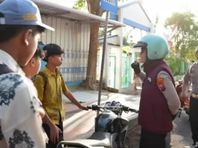 Kapolresta Banyuwangi, Kombes Pol Rofiq Ripto Himawan saat menegur secara humanis dan memberikan edukasi kepada pelajar yang tidak memakai helm saat berkendara (Foto: dok Polresta)