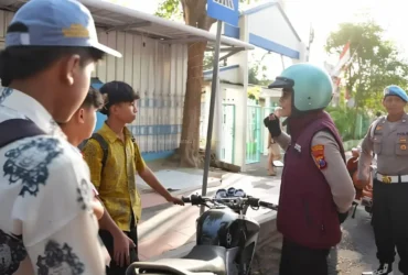 Kapolresta Banyuwangi, Kombes Pol Rofiq Ripto Himawan saat menegur secara humanis dan memberikan edukasi kepada pelajar yang tidak memakai helm saat berkendara (Foto: dok Polresta)