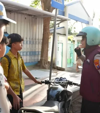 Kapolresta Banyuwangi, Kombes Pol Rofiq Ripto Himawan saat menegur secara humanis dan memberikan edukasi kepada pelajar yang tidak memakai helm saat berkendara (Foto: dok Polresta)