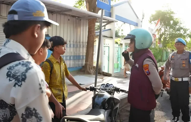 Kapolresta Banyuwangi, Kombes Pol Rofiq Ripto Himawan saat menegur secara humanis dan memberikan edukasi kepada pelajar yang tidak memakai helm saat berkendara (Foto: dok Polresta)