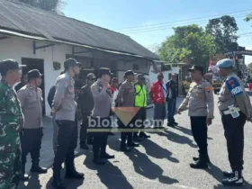 Kapolsek Cluring, AKP Putu Ardana saat pimpin Apel Pengamanan Kirab Budaya, yang digelar Desa Plampangrejo dalam rangka memperingati Hari Ulang Tahun ke-81 Kemerdekaan RI, Senin (03/08/2026)(foto: Blok-a.com/Kuryanto)