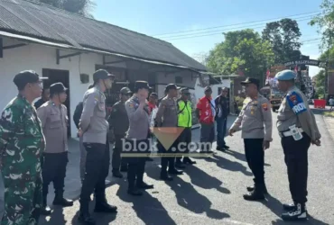 Kapolsek Cluring, AKP Putu Ardana saat pimpin Apel Pengamanan Kirab Budaya, yang digelar Desa Plampangrejo dalam rangka memperingati Hari Ulang Tahun ke-81 Kemerdekaan RI, Senin (03/08/2026)(foto: Blok-a.com/Kuryanto)