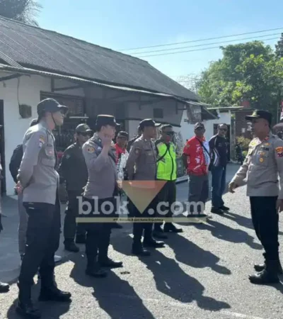 Kapolsek Cluring, AKP Putu Ardana saat pimpin Apel Pengamanan Kirab Budaya, yang digelar Desa Plampangrejo dalam rangka memperingati Hari Ulang Tahun ke-81 Kemerdekaan RI, Senin (03/08/2026)(foto: Blok-a.com/Kuryanto)