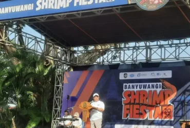 Kepala Dinas Perikanan Banyuwangi Suryono Bintang Samudra saat memberikan sambutan di gelar Banyuwangi Shrimp Fiesta, Minggu (30/08/2026) (foto: blok-a.com/Istimewa)