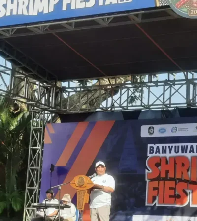 Kepala Dinas Perikanan Banyuwangi Suryono Bintang Samudra saat memberikan sambutan di gelar Banyuwangi Shrimp Fiesta, Minggu (30/08/2026) (foto: blok-a.com/Istimewa)