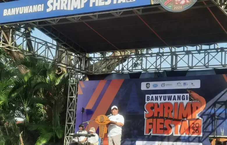 Kepala Dinas Perikanan Banyuwangi Suryono Bintang Samudra saat memberikan sambutan di gelar Banyuwangi Shrimp Fiesta, Minggu (30/08/2026) (foto: blok-a.com/Istimewa)
