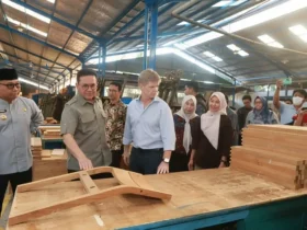 Mendag Budi Santoso saat meninjau produk furnitur kayu jati di Kalipuro, Banyuwangi (Foto: Humas Banyuwangi)