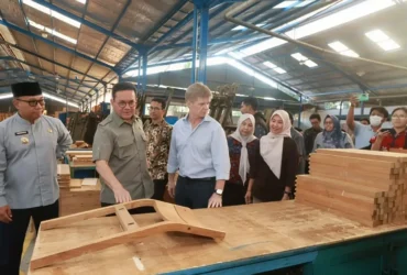 Mendag Budi Santoso saat meninjau produk furnitur kayu jati di Kalipuro, Banyuwangi (Foto: Humas Banyuwangi)