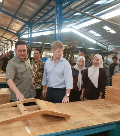 Mendag Budi Santoso saat meninjau produk furnitur kayu jati di Kalipuro, Banyuwangi (Foto: Humas Banyuwangi)