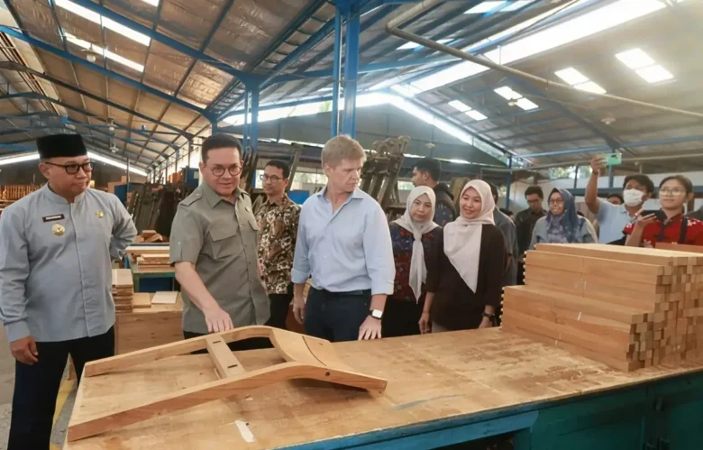 Mendag Budi Santoso saat meninjau produk furnitur kayu jati di Kalipuro, Banyuwangi (Foto: Humas Banyuwangi)