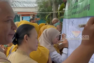 Pegawai RSUD Genteng saat melakukan penandatanganan Pakta Integritas dan pencanangan program reformasi birokrasi, Senin (03/08/2026) (foto: Blok-a.com/Kuryanto)