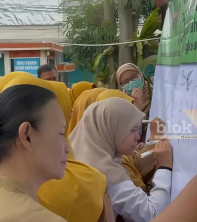 Pegawai RSUD Genteng saat melakukan penandatanganan Pakta Integritas dan pencanangan program reformasi birokrasi, Senin (03/08/2026) (foto: Blok-a.com/Kuryanto)