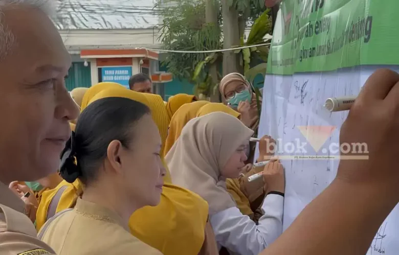 Pegawai RSUD Genteng saat melakukan penandatanganan Pakta Integritas dan pencanangan program reformasi birokrasi, Senin (03/08/2026) (foto: Blok-a.com/Kuryanto)