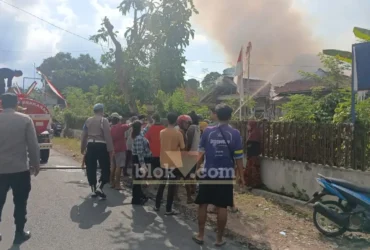Petugas Damkar bersama polisi serta dibantu warga saat berusaha melakukan pemadaman rumah milik Sutekno, yang terbakar diduga akibat bakar sampah sembarangan, Selasa (11/08/2026) (foto: Blok-a.com/Kuryanto)