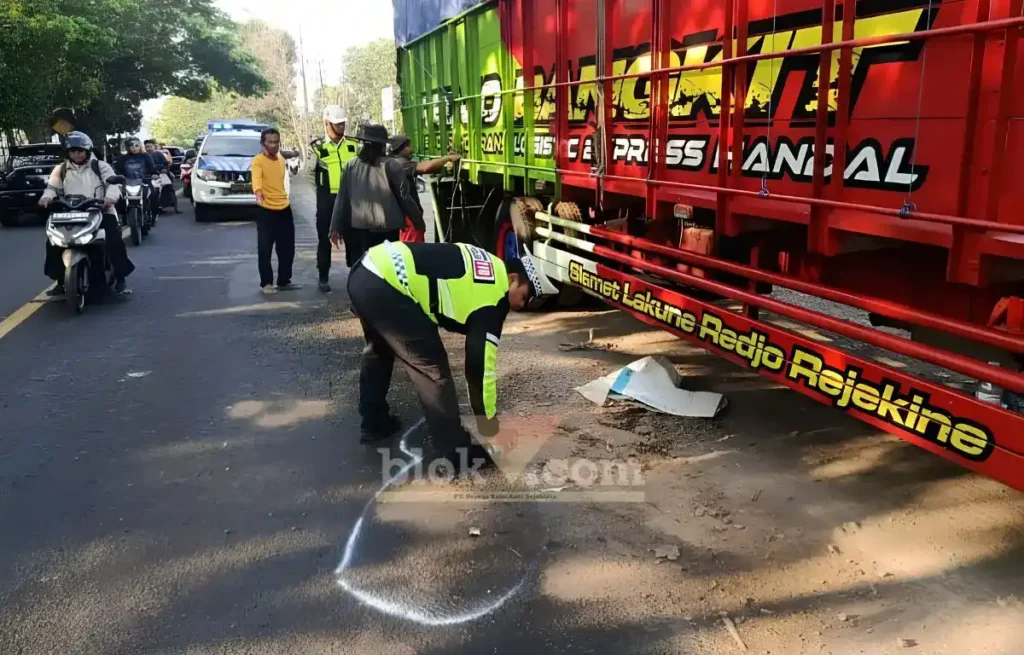 Petugas Satlantas Polresta Banyuwangi saat lakukan olah TKP, Lakalantas motor kontra truk parkir di Jalan Nasional Banyuwangi-Situbondo, yang menewaskan pengendara, Selasa (18/08/2026) (foto: blok-a.com/Kuryanto)