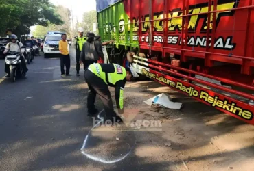 Petugas Satlantas Polresta Banyuwangi saat lakukan olah TKP, Lakalantas motor kontra truk parkir di Jalan Nasional Banyuwangi-Situbondo, yang menewaskan pengendara, Selasa (18/08/2026) (foto: blok-a.com/Kuryanto)