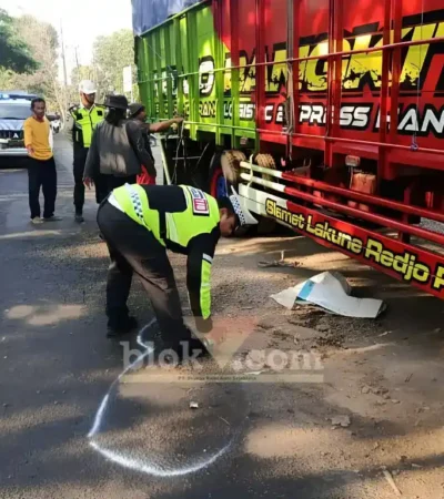 Petugas Satlantas Polresta Banyuwangi saat lakukan olah TKP, Lakalantas motor kontra truk parkir di Jalan Nasional Banyuwangi-Situbondo, yang menewaskan pengendara, Selasa (18/08/2026) (foto: blok-a.com/Kuryanto)