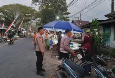 Piket Satlantas Polresta Banyuwangi saat olah TKP lakalantas beruntun pickup vs 2 pejalan kaki dan 2 sepeda motor di Jl. Raya Tegaldlimo yang telan satu korban jiwa, Jum'at dini hari (14/08/2026) (Foto: istimewa)