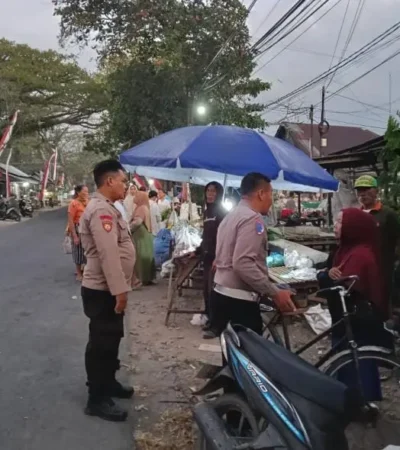 Piket Satlantas Polresta Banyuwangi saat olah TKP lakalantas beruntun pickup vs 2 pejalan kaki dan 2 sepeda motor di Jl. Raya Tegaldlimo yang telan satu korban jiwa, Jum'at dini hari (14/08/2026) (Foto: istimewa)
