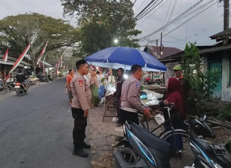 Piket Satlantas Polresta Banyuwangi saat olah TKP lakalantas beruntun pickup vs 2 pejalan kaki dan 2 sepeda motor di Jl. Raya Tegaldlimo yang telan satu korban jiwa, Jum'at dini hari (14/08/2026) (Foto: istimewa)