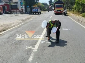 Piket lantas saat lakukan olah TKP tabrakan antara dua motor di Jalan Raya Jurusan Srono-Genteng, yang mengakibatkan satu pengendara tewas di tempat, Jum'at (28/08/2026) (foto: blok-a.com/Kuryanto)