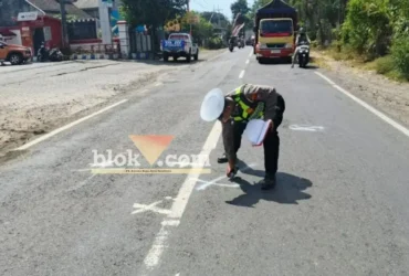 Piket lantas saat lakukan olah TKP tabrakan antara dua motor di Jalan Raya Jurusan Srono-Genteng, yang mengakibatkan satu pengendara tewas di tempat, Jum'at (28/08/2026) (foto: blok-a.com/Kuryanto)
