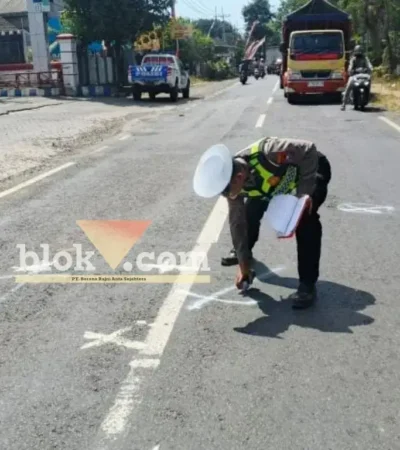 Piket lantas saat lakukan olah TKP tabrakan antara dua motor di Jalan Raya Jurusan Srono-Genteng, yang mengakibatkan satu pengendara tewas di tempat, Jum'at (28/08/2026) (foto: blok-a.com/Kuryanto)
