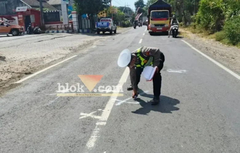 Piket lantas saat lakukan olah TKP tabrakan antara dua motor di Jalan Raya Jurusan Srono-Genteng, yang mengakibatkan satu pengendara tewas di tempat, Jum'at (28/08/2026) (foto: blok-a.com/Kuryanto)