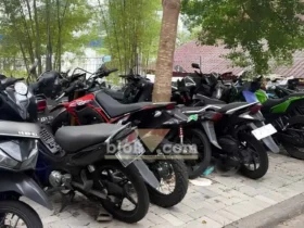 Sejumlah sepeda motor BB di halaman Mako Satlantas Polresta Banyuwangi yang tidak diambil oleh pemilik, Selasa (04/08/2026) (foto: Blok-a.com/Kuryanto)