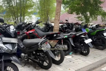 Sejumlah sepeda motor BB di halaman Mako Satlantas Polresta Banyuwangi yang tidak diambil oleh pemilik, Selasa (04/08/2026) (foto: Blok-a.com/Kuryanto)