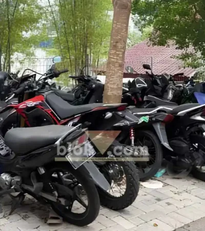 Sejumlah sepeda motor BB di halaman Mako Satlantas Polresta Banyuwangi yang tidak diambil oleh pemilik, Selasa (04/08/2026) (foto: Blok-a.com/Kuryanto)