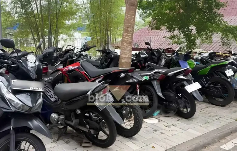 Sejumlah sepeda motor BB di halaman Mako Satlantas Polresta Banyuwangi yang tidak diambil oleh pemilik, Selasa (04/08/2026) (foto: Blok-a.com/Kuryanto)