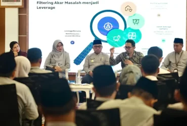 Tenaga Ahli Menteri Sosial, Andy Kurniawan, saat pemaparan piloting pengentasan kemiskinan bersama Bupati Ipuk Fiestiandani dan jajaran perangkat daerah di Banyuwangi (foto: Blok-a.com/Foto: Istimewa)