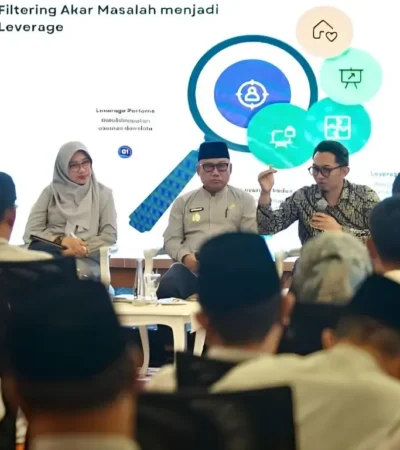 Tenaga Ahli Menteri Sosial, Andy Kurniawan, saat pemaparan piloting pengentasan kemiskinan bersama Bupati Ipuk Fiestiandani dan jajaran perangkat daerah di Banyuwangi (foto: Blok-a.com/Foto: Istimewa)