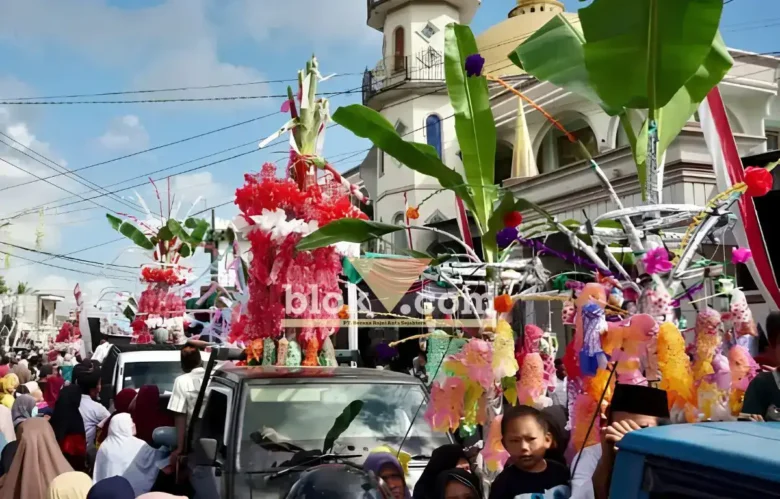 Tradisi Endog-endogan yang digelar di Desa Kembiritan, dalam rangka memperingati Maulid Nabi Muhammad SAW. (foto: Blok-a.com/Kuryanto)