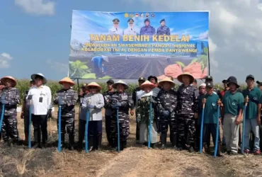 Wakil Bupati Banyuwangi Mujiono bersama TNI dan petani saat tanam kedelai secara simbolis (foto: istimewa)