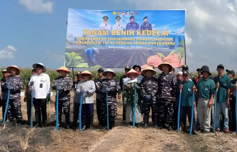 Wakil Bupati Banyuwangi Mujiono bersama TNI dan petani saat tanam kedelai secara simbolis (foto: istimewa)