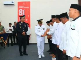 Wakil Bupati Banyuwangi, Ir. H. Mujiono, bersama jajaran Forkopimda Kabupaten Banyuwangi secara simbolis saat menyerahkan SK Remisi kepada warga binaan, Senin (17/8/2026) (Foto: dok Lapas)