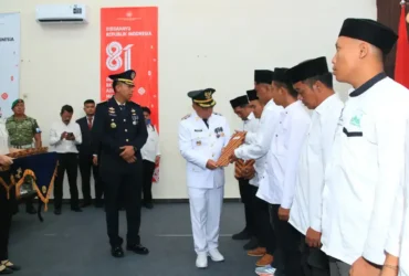 Wakil Bupati Banyuwangi, Ir. H. Mujiono, bersama jajaran Forkopimda Kabupaten Banyuwangi secara simbolis saat menyerahkan SK Remisi kepada warga binaan, Senin (17/8/2026) (Foto: dok Lapas)
