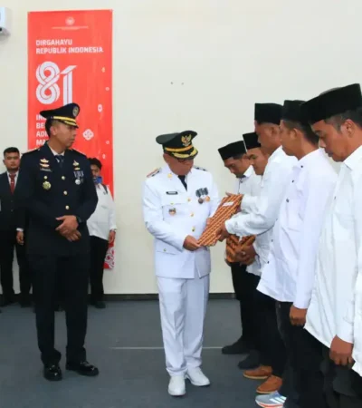 Wakil Bupati Banyuwangi, Ir. H. Mujiono, bersama jajaran Forkopimda Kabupaten Banyuwangi secara simbolis saat menyerahkan SK Remisi kepada warga binaan, Senin (17/8/2026) (Foto: dok Lapas)