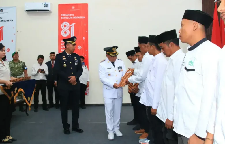 Wakil Bupati Banyuwangi, Ir. H. Mujiono, bersama jajaran Forkopimda Kabupaten Banyuwangi secara simbolis saat menyerahkan SK Remisi kepada warga binaan, Senin (17/8/2026) (Foto: dok Lapas)